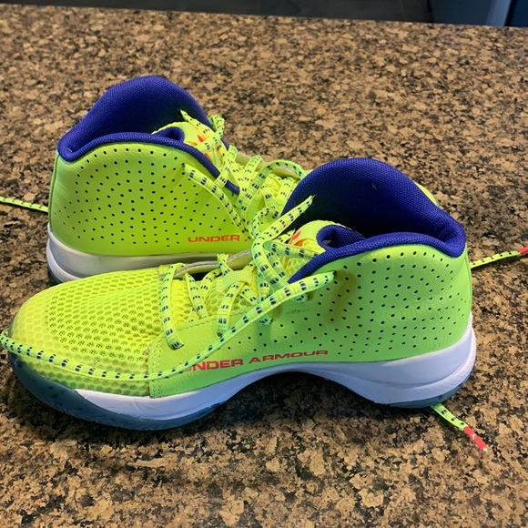 Youth Under Armour shoes, size 4 - Picture 5 of 8